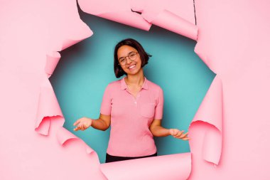 Kırık bir geçmişin arkasındaki genç melez kadın şaşırdı ve şok oldu..