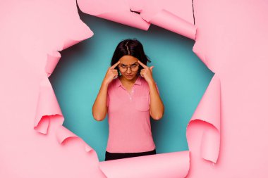 Kırık arka planda dans edip eğlenen melez bir kadın..