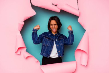 Kırık bir geçmişin arkasında melez bir kadın var. Yüzünde yorgun bir ifade var. Yüz ifadesi kavramı.