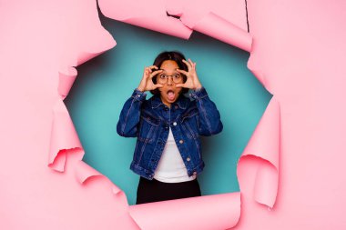 Kırık bir geçmişin arkasında genç melez bir kadın baş parmağını kaldırıyor, zor bir seçim.