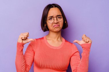 Mor arka planda izole edilmiş genç melez kadın gururlu ve kendinden emin hissediyor, örnek olarak..