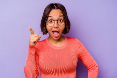 Mor arka planda izole edilmiş genç melez kadının bir fikri, ilham konsepti var..