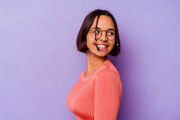 Giovane Donna Razza Mista Isolato Sfondo Viola Guarda Parte Sorridente — Foto Stock