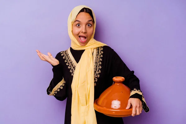 Young Moroccan Woman Holding Tajine Isolated Purple Background Surprised Shocked — Stock Photo, Image