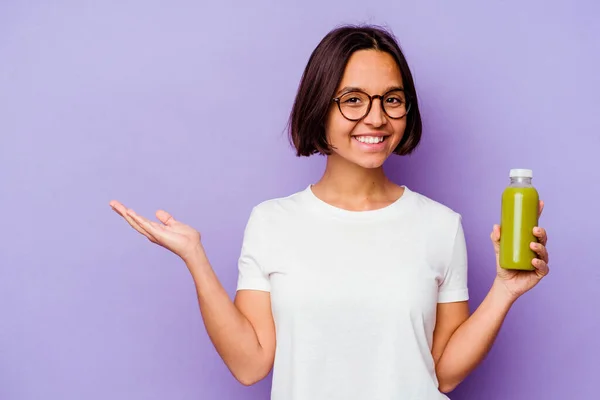 Young Mixed Race Woman Holding Healthy Smoothie Isolated Purple Background — Stock Photo, Image