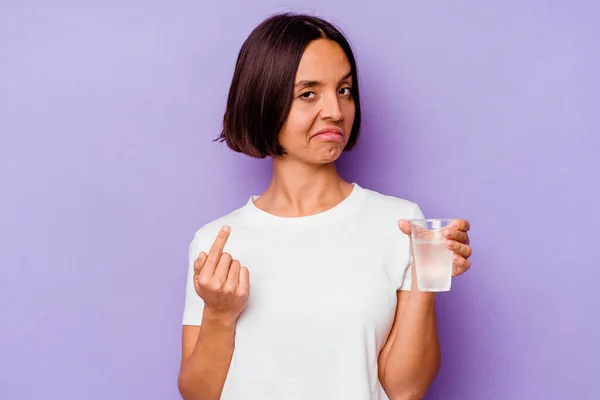 Ung Blandras Håller Ett Glas Vatten Isolerad Lila Bakgrund Pekar — Stockfoto