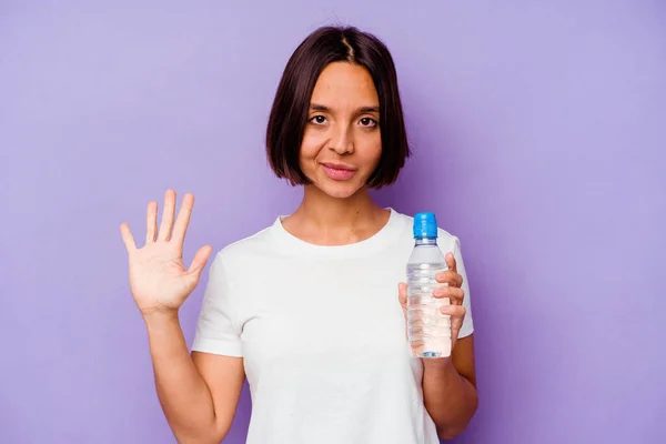 Junge Mischlingshündin Mit Wasserflasche Auf Lila Hintergrund Lächelt Fröhlich Und — Stockfoto