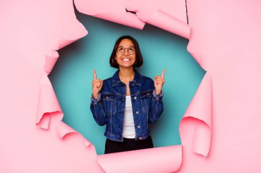 Kırık bir geçmişin arkasındaki genç melez kadın elleriyle gözlerini kapatmaktan korkuyor..