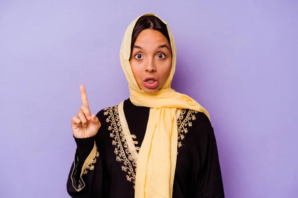 紫の背景に隔離された典型的なアラビア風の衣装を着た若いアラブ人女性は素晴らしいアイデア 創造性の概念を持っています — ストック写真