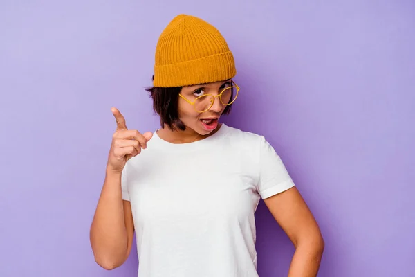 Jeune Femme Métisse Portant Une Casquette Laine Isolée Sur Fond — Photo