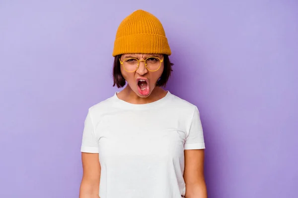 Jeune Femme Métisse Portant Bonnet Laine Isolé Sur Fond Violet — Photo