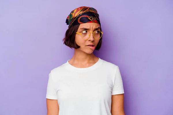 Mujer Joven Raza Mixta Que Lleva Pañuelo Aislado Sobre Fondo —  Fotos de Stock