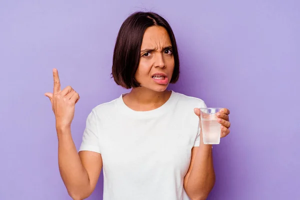 Giovane Razza Mista Che Tiene Bicchiere Acqua Isolato Sfondo Viola — Foto Stock