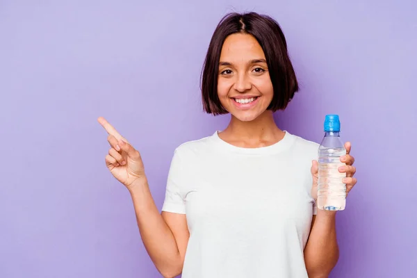 Junge Gemischte Rasse Mit Einer Wasserflasche Auf Lila Hintergrund Isoliert — Stockfoto