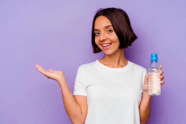 Junge Gemischte Rasse Mit Einer Wasserflasche Auf Violettem Hintergrund Die — Stockfoto