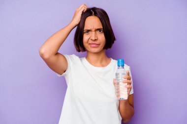 Mor arka planda izole edilmiş su şişesi tutan genç melez bir ırk şok geçiriyordu, önemli bir toplantıyı hatırladı..