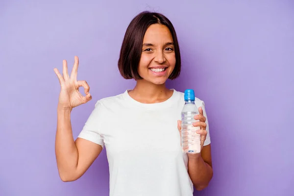 Junge Gemischte Rasse Hält Eine Wasserflasche Isoliert Auf Lila Hintergrund — Stockfoto