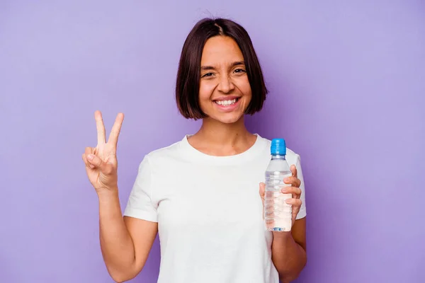 Junge Mischlingsrasse Mit Einer Wasserflasche Auf Lila Hintergrund Die Nummer — Stockfoto