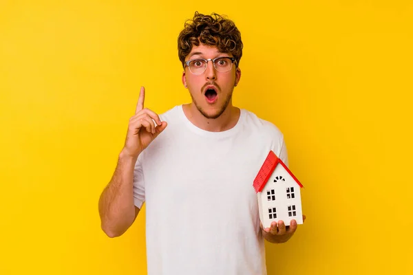 Junger Kaukasischer Mann Mit Einem Musterhaus Auf Gelbem Hintergrund Das — Stockfoto