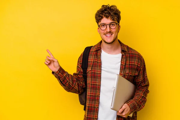 Junger Kaukasischer Student Mit Einem Laptop Auf Gelbem Hintergrund Der — Stockfoto