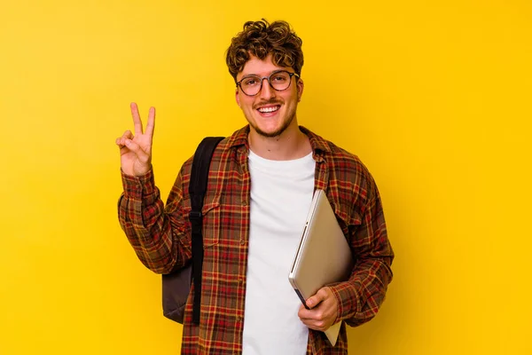 Junger Student Kaukasischer Mann Hält Einen Laptop Isoliert Auf Gelbem — Stockfoto