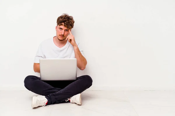 Jonge Kaukasische Man Zit Vloer Met Een Laptop Geïsoleerd Witte — Stockfoto