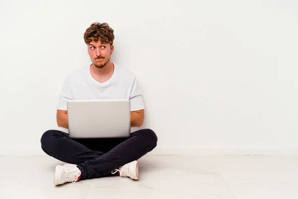 Jonge Kaukasische Man Zit Vloer Vasthouden Laptop Geïsoleerd Witte Achtergrond — Stockfoto