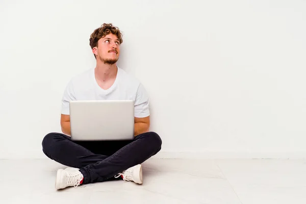 Giovane Uomo Caucasico Seduto Sul Pavimento Tenendo Computer Portatile Isolato — Foto Stock