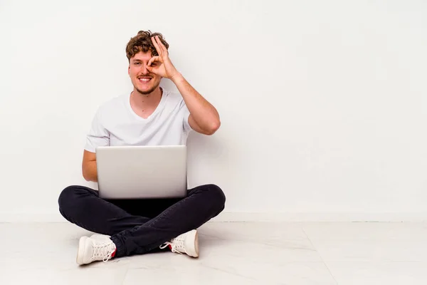 Giovane Uomo Caucasico Seduto Sul Pavimento Tenendo Computer Portatile Isolato — Foto Stock