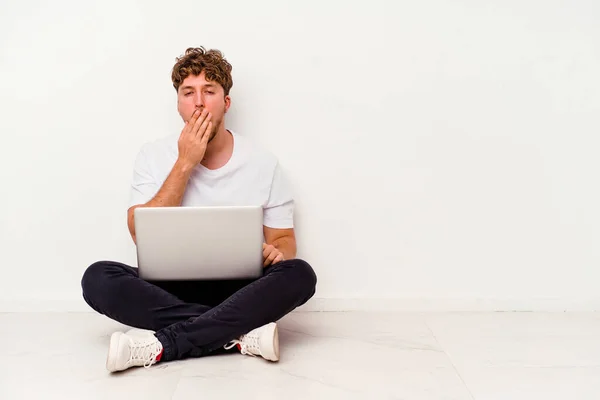 Joven Hombre Caucásico Sentado Suelo Sosteniendo Portátil Aislado Sobre Fondo — Foto de Stock