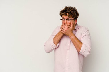 Beyaz arka planda izole edilmiş beyaz tenli genç adam ağzını eliyle kapatan bir fotokopi odasına bakıyor..