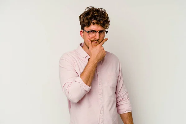 Young Caucasian Man Isolated White Background Contemplating Planning Strategy Thinking — Stock Photo, Image