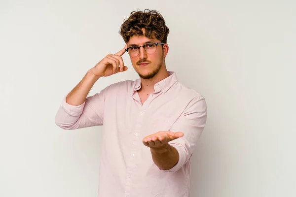 Jovem Caucasiano Isolado Sobre Fundo Branco Segurando Mostrando Produto Mão — Fotografia de Stock