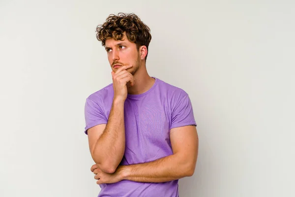 Young Caucasian Man Isolated White Background Thinking Looking Being Reflective — Stock Photo, Image