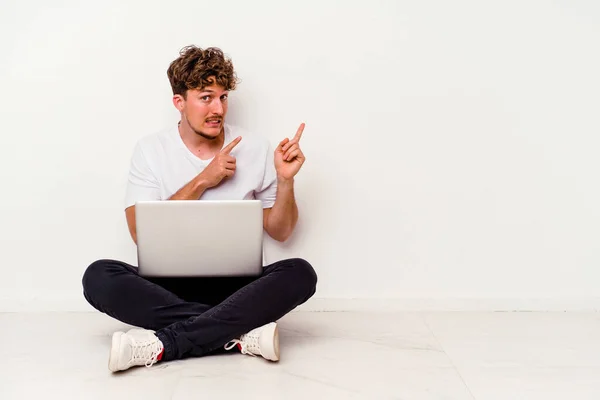 Jonge Blanke Man Zit Vloer Met Een Laptop Geïsoleerd Een — Stockfoto