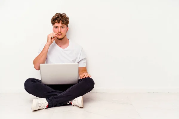 Jonge Blanke Man Zittend Vloer Met Laptop Geïsoleerd Witte Achtergrond — Stockfoto