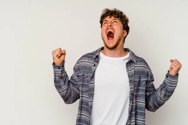 Joven Hombre Caucásico Aislado Sobre Fondo Blanco Levantando Puño Después —  Fotos de Stock