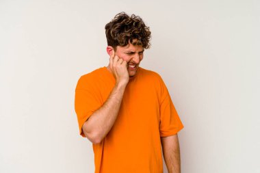 Beyaz arka planda izole edilmiş genç beyaz bir adam kulaklarını elleriyle kapatıyor..