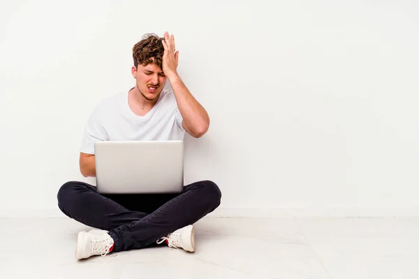 Giovane Uomo Caucasico Seduto Sul Pavimento Tenendo Computer Portatile Isolato — Foto Stock