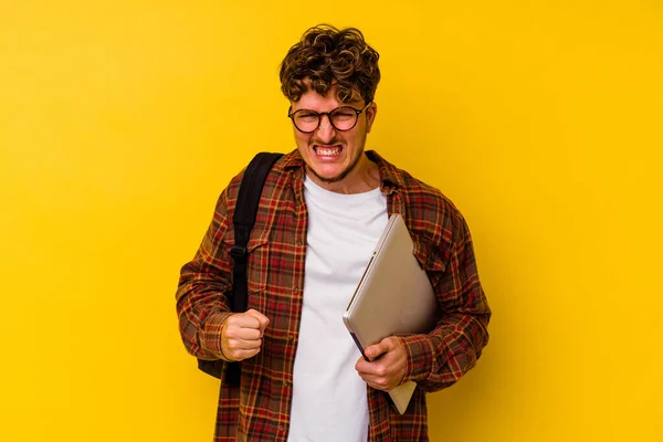 Jonge Student Kaukasische Man Met Een Laptop Geïsoleerd Gele Achtergrond — Stockfoto