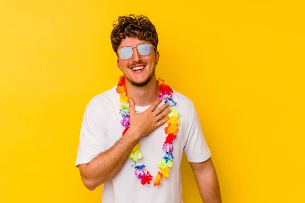 Jovem Caucasiano Vestindo Uma Festa Havaiana Coisas Isoladas Fundo Amarelo — Fotografia de Stock