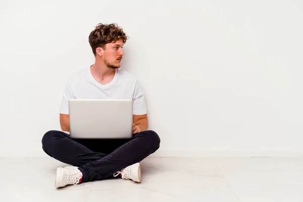 Jonge Blanke Man Zit Vloer Met Een Laptop Geïsoleerd Witte — Stockfoto