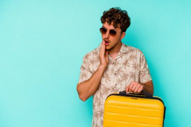 Mavi arka planda sarı bir bavul tutan genç bir gezgin gizli bir sıcak fren haberi veriyor ve yana bakıyor.