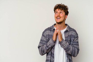 Kafkasyalı genç bir adam beyaz arka planda izole edildi. Aklında bir plan oluşturdu..