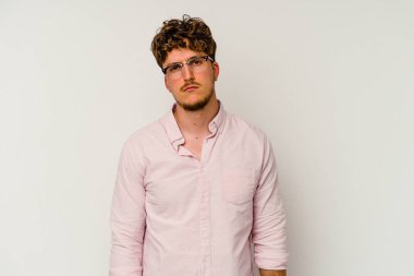 Beyaz arka planda soyutlanmış beyaz bir adam üzgün, ciddi bir yüz, mutsuz ve hoşnutsuz..