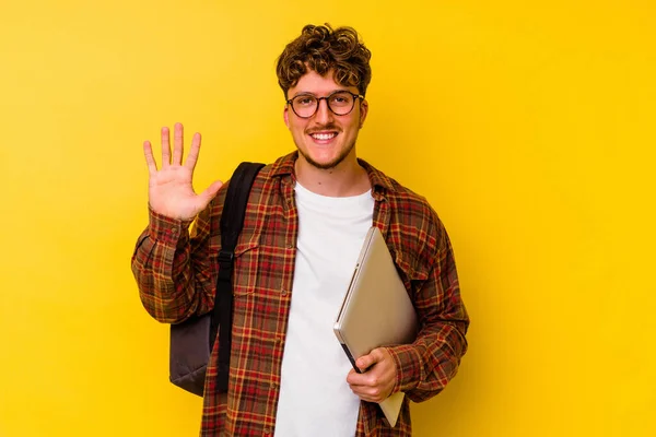 Mladý Student Běloch Muž Drží Notebook Izolované Žlutém Pozadí Úsměvem — Stock fotografie