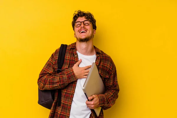 Jovem Estudante Caucasiano Homem Segurando Laptop Isolado Fundo Amarelo Voz — Fotografia de Stock