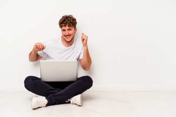 Jonge Kaukasische Man Zitten Vloer Bedrijf Laptop Geïsoleerd Witte Achtergrond — Stockfoto