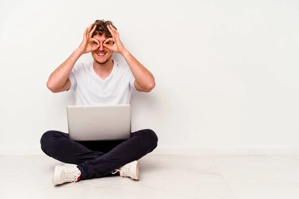 Giovane Uomo Caucasico Seduto Sul Pavimento Tenendo Computer Portatile Isolato — Foto Stock