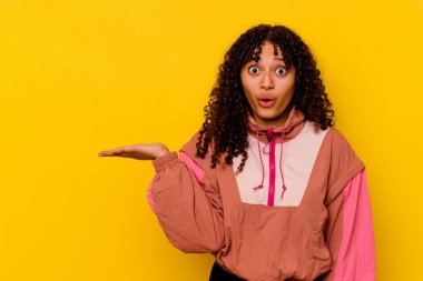 Pembe arka planda izole edilmiş genç melez bir kadın..